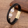 Détail d'un bracelet en cuir tressé double avec perles roses et fermoir magnétique doré - Style Quartz Rose Doré