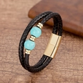 Vue détaillée du bracelet en cuir tressé noir avec perles bleues et fermoir magnétique doré - Style Perle Bleu Ciel Dorée