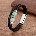 Détail du bracelet en cuir tressé noir avec pierres gemmes vertes et fermoir acier - Style Aventurine Argentée