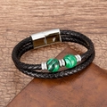 Détail du bracelet en cuir pour homme montrant le fermoir magnétique et les perles vertes - Style Malachite Doré