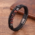 Dettaglio del bracciale in pelle intrecciata a doppio strato con perle occhio di tigre rosso e fibbia - Perla occhio di tigre rosso (Stile-9)