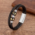 Gros plan d'un bracelet en cuir double couche avec fermoir magnétique et perles - Style Perle Mantra Six Caractères Argentée