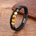 Detailopname van dubbellaagse gevlochten lederen armband met tijgeroog kralen op hout - Gele Tijgeroog Kralen Stijl (款式-4)