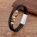 Détail d'un bracelet double couche en cuir pour homme avec perles œil de tigre et fermoir - Style Oeil de Tigre Argenté