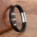 Détail d'un bracelet en cuir pour homme avec pierres de lave et fermoir magnétique - Style Roche Volcanique Dorée