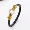 Dettaglio del bracciale in pelle intrecciata nera con teste di drago dorate e chiusura - Testa di Drago Dorata con Anello in Oro Rosa (Stile 6)