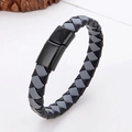 Detail van zwart-grijze gevlochten leren herenarmband met matte zwarte magnetische sluiting - Zwart en Grijs Geweven-Matzwarte Gesp (Style-5)
