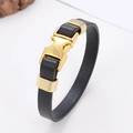 Bracciale minimalista in pelle nera con chiusura in metallo dorato lucido su sfondo bianco - Chiusura Nera Lucida
