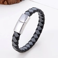 Detail van tweekleurige gevlochten leren herenarmband met zilveren magnetische sluiting - Zwart en Grijs Geweven-Zilveren Gesp (Style-7)