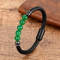 Primer plano de pulsera de cuero trenzado para hombre con cuentas de piedra verde - Ágata Verde Cierre Negro (SL-80)