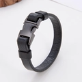 Vista dettagliata del bracciale unisex in pelle nera con chiusura in metallo nero - Chiusura Nera