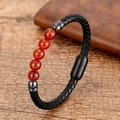 Detalle de pulsera de cuero trenzado con cuentas de ágata roja y cierre magnético negro - Ágata Roja Cierre Negro (SL-80)