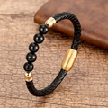 Detalle de pulsera de cuero trenzado negro con cuentas de piedra y cierre magnético dorado - Ágata Negra Cierre Dorado (SL-80)