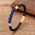 Detalle de pulsera de cuero trenzado negro con cuentas azules y cierre magnético dorado - Lapislázuli Cierre Dorado (SL-80)