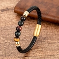 Detalle de pulsera de cuero trenzado con cuentas de ojo de tigre sobre madera - Colores Mixtos Estilo A Cierre Dorado (SL-80)