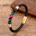 Detalle de piedras ojo de tigre de colores y pulsera de cuero trenzado sobre madera - Colores Mixtos Estilo B Cierre Dorado (SL-80)