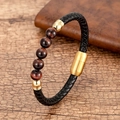 Detalle de pulsera de cuero trenzado negro con cuentas ojo de tigre y cierre dorado imán - Ojo de Tigre Rojo Cierre Dorado (SL-80)