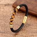 Vista macro de pulsera de cuero trenzado con cuentas ojo de tigre y cierre magnético dorado - Ojo de Tigre Amarillo Cierre Dorado (SL-80)