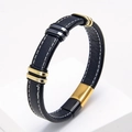 Primer plano de pulsera de cuero negro con cierre magnético de acero inoxidable dorado - Cuero Negro - Cierre Negro Dorado / Negro Estilo 3