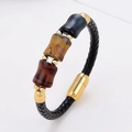 Nahaufnahme von geflochtenem Lederarmband mit Tigeraugen-Perlen und Magnetverschluss - Blau-Gelb-Rot-Braun dreifarbige Steine - Goldener Magnetverschluss (Stil 5)