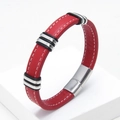 Detalle de la pulsera de cuero trenzado rojo con costuras blancas y cierre de acero imán - Rojo-3