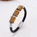 Nahaufnahme der Tigerauge-Bambusperlen und des schwarzen geflochtenen Lederarmbands mit Magnetverschluss - Goldbrauner Bambus-Tigerauge-Stein - Silberner Magnetverschluss (Stil-10)