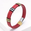Detalle de pulsera de cuero trenzado rojo con anillos metálicos y cierre magnético - Rojo-5