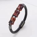 Detail eines geflochtenen schwarzen Lederarmbandes mit Tigerauge-Steinen und Magnetverschluss - Rotbraunes Tigerauge - Schwarzer Magnetverschluss (Stil-12)