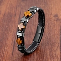 Vue macro d'un bracelet en cuir tressé avec des croix en oeil de tigre et fermoir acier - Style 5 de Croix en Pierre Oeil de Tigre (SL-215)