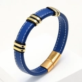 Detalle de pulsera de cuero trenzado azul con cierre dorado y costuras blancas - Azul-2
