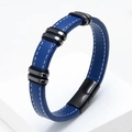 Detalle de pulsera de cuero trenzado azul con costuras blancas y cierre magnético en negro - Azul-3