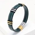 Vista detallada de la pulsera de cuero verde oscuro con costuras blancas y cierre bicolor - Verde-1