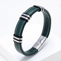Detalle de pulsera de cuero verde oscuro con costuras blancas y cierre magnético de plata - Verde-3