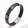 Detalle de pulsera de cuero marrón trenzado con cierre magnético de acero pulido y costuras - Marrón 1