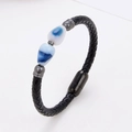 Detailansicht eines geflochtenen Lederarmbands mit blauen Perlen und mattem Magnetverschluss - Blau Weiß Verlauf Perle (Style-4)
