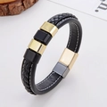 Vista de cerca de pulsera para hombre en cuero trenzado negro con detalles en metal dorado y cierre - Deslizador bicolor oro y negro (Estilo-3)