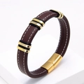 Primer plano de pulsera de cuero trenzado marrón con anillos dorados y cierre magnético - Marrón-2