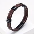 Detalle de la pulsera de cuero marrón trenzado con cierre magnético negro y costuras blancas - Marrón 3