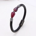 Mode-Lederarmband mit roten Steinperlen und schwarzem Magnetverschluss auf weißem Hintergrund - Rötlich Lila Gestreifter Achat (Style-1)