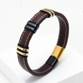 Detalle de la pulsera de cuero trenzado marrón con cierre magnético dorado y negro - Marrón-4