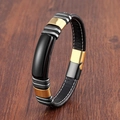 Herren-Lederarmband mit Stahlschließe und schwarzem Stein auf dunklem Holz im Detail - Schwarzer Stein - Schwarzes Leder (Schwarzgold-5)
