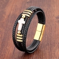 Dettaglio di bracciale in pelle multistrato con croce di marmo e chiusura magnetica oro - Chiusura Dorata-Croce Bianca