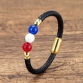 Detailansicht eines geflochtenen Lederarmbands mit farbigen Perlen und Magnetverschluss - Blau Weiß Rot Perlen Schwarzes Seil (Style-4)