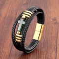 Dettaglio del bracciale multistrato in pelle intrecciata con croce in pietra e chiusura oro - Chiusura Dorata-Croce Verde
