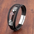 Détail d'un bracelet multicouche en cuir pour homme avec croix et fermoir magnétique - Fermoir Argenté-Croix Marron