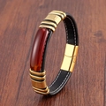 Détail d'un bracelet en cuir pour homme avec insert en pierre rouge et fermoir doré - Pierre Brun Rouge - Cuir Noir (Or-5)