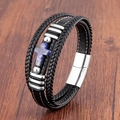 Détail d'un bracelet multicouche en cuir pour homme avec croix en pierre bleue et fermoir aimanté - Fermoir Argenté-Croix Bleue