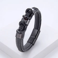 Bracelet pour homme en cuir tressé noir avec fermoir magnétique en acier sur support blanc - Noir-1