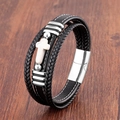 Macro détaillée d'un bracelet en cuir multicouche avec croix argentée et fermoir magnétique - Fermoir Argenté-Croix Blanche