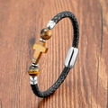 Détail d'un bracelet en cuir pour homme avec croix en œil de tigre et fermoir - Style Croix Texture Oeil de Tigre